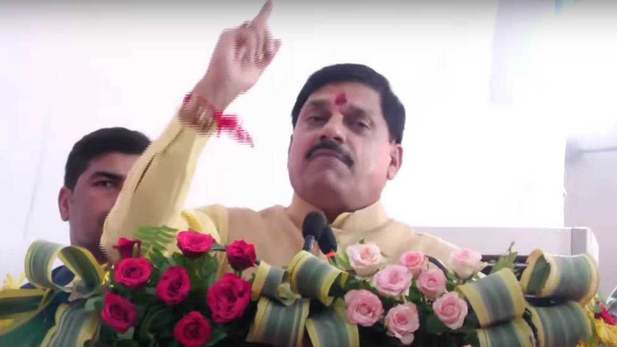 चित्रकूट में आभार सह-उपहार कार्यक्रम में मुख्यमंत्री मोहन यादव ने गाया गीत